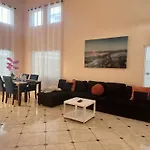 3 Bedrooms House With Private Pool Free Parking