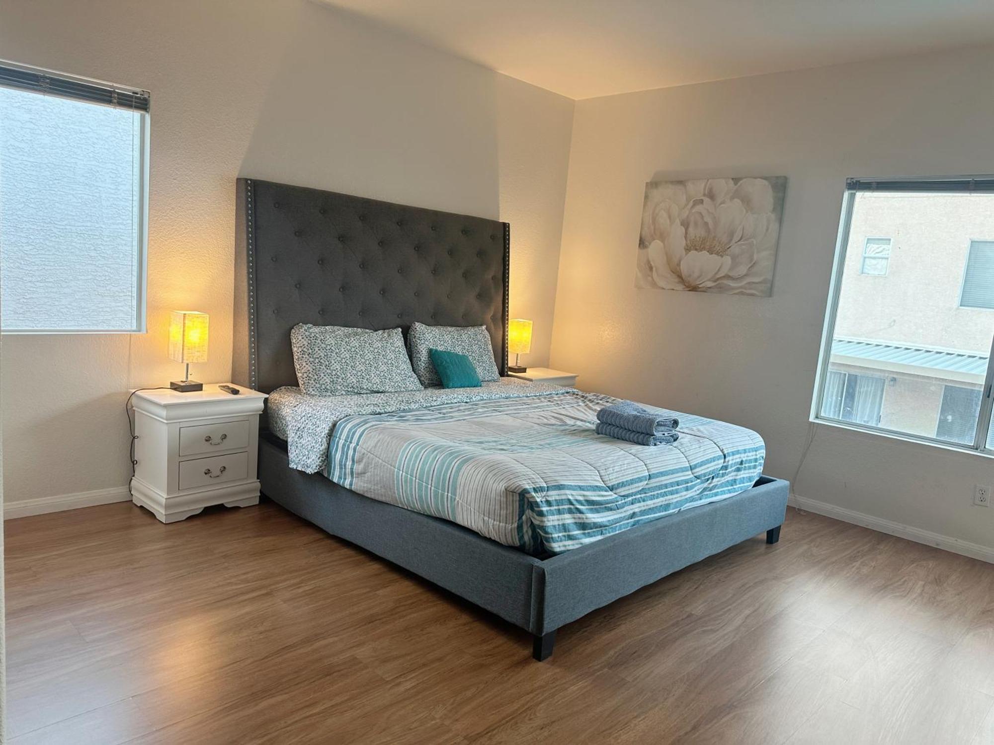 Holiday home 3 Bedrooms House With Private Pool Free Parking *