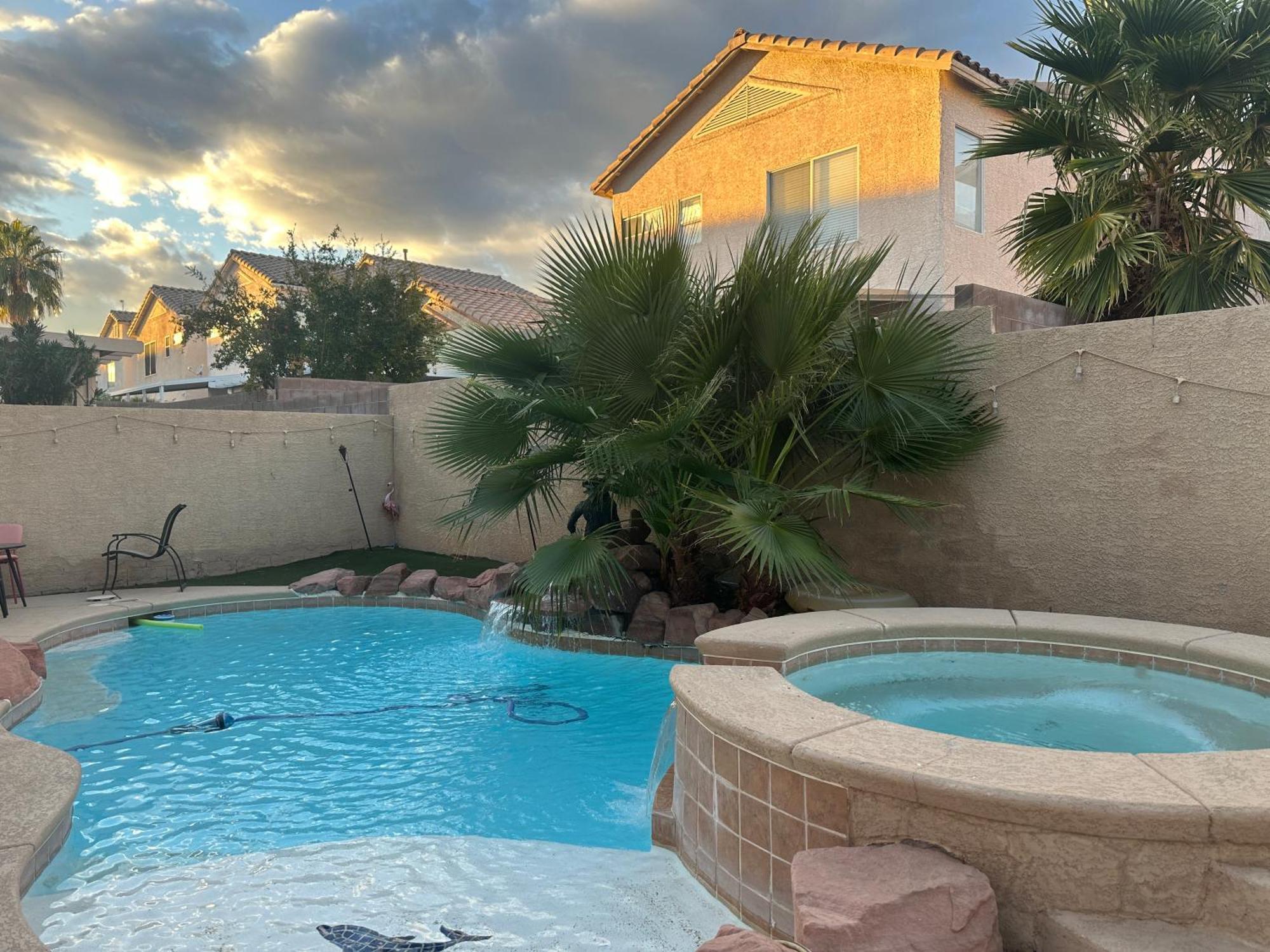 Holiday home 3 Bedrooms House With Private Pool Free Parking *